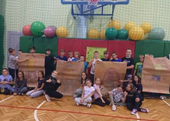Powiększ zdjęcie: Dzień chłopaka w 5a